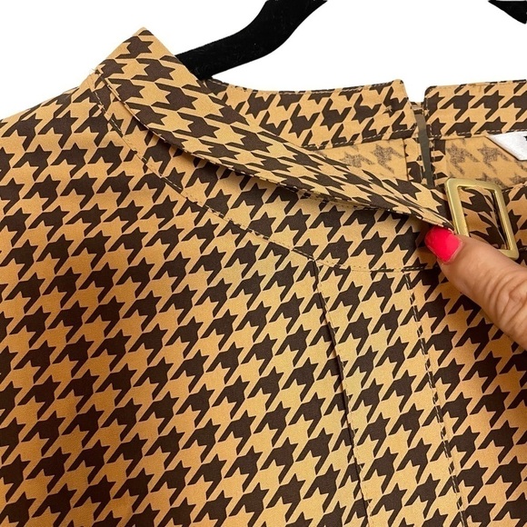 Winter Silks 100% Silk Herringbone Short Sleeve Top with Buckle Neckline Accent - Picture 3 of 9